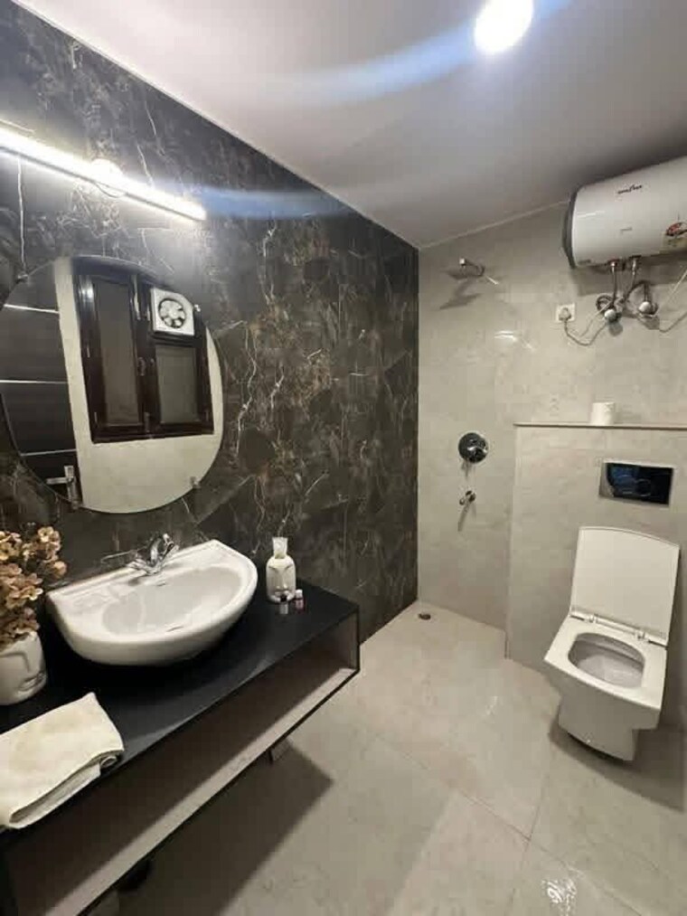 Bathroom, freedom fighters enclave 1 Bedroom 500 Sq.Ft. Builder Floor In Freedom Fighters Enclave Delhi 9580398