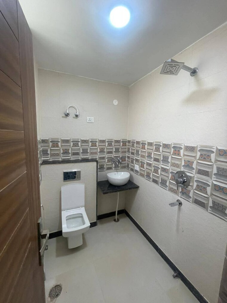 Attached Bathroom, freedom fighters enclave 2 Bedroom 950 Sq.Ft. Apartment In Freedom Fighters Enclave Delhi 9580395