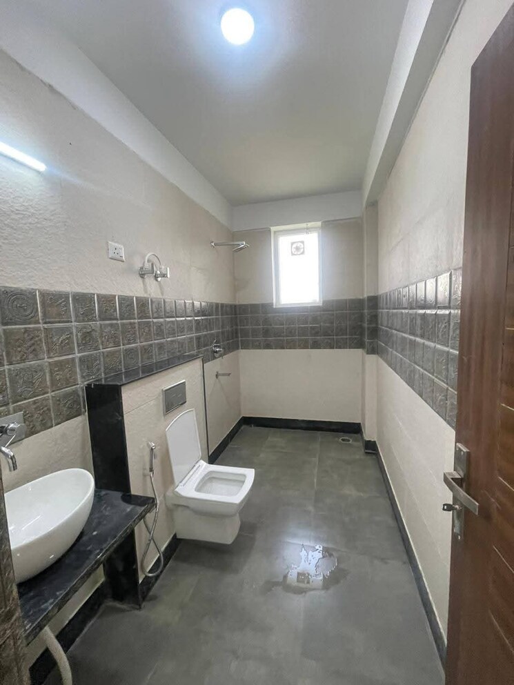 Attached Bathroom, freedom fighters enclave 2 Bedroom 950 Sq.Ft. Apartment In Freedom Fighters Enclave Delhi 9580395