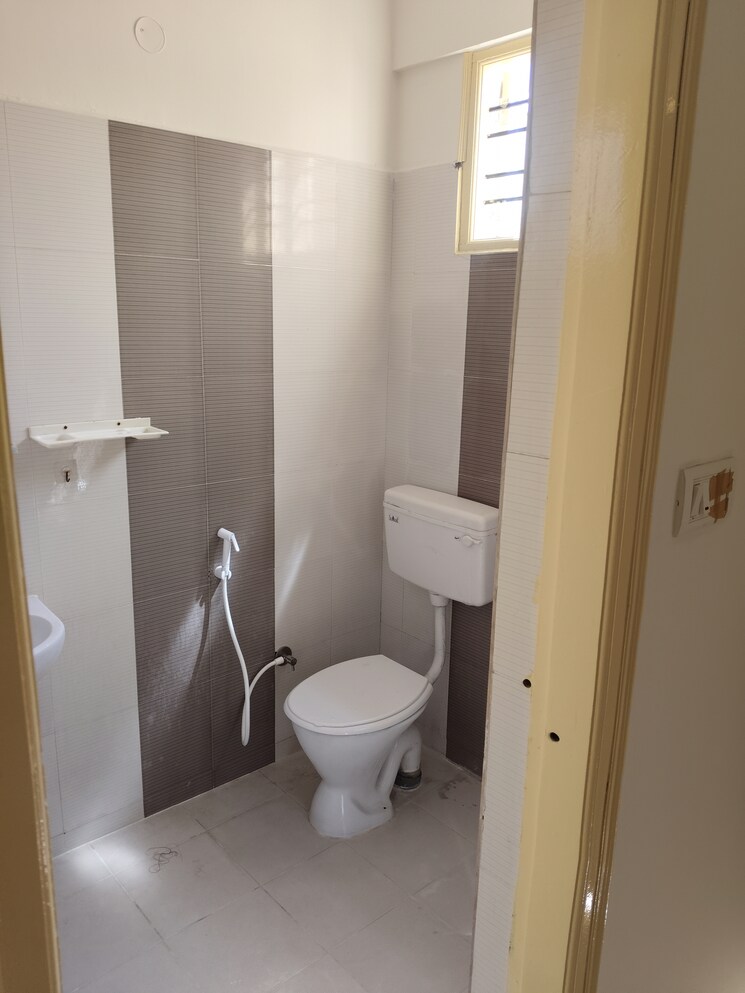 Bathroom, krishna-residency-kadubeesanahalli 2 Bedroom 1250 Sq.Ft. Apartment In Kadubeesanahalli Bangalore 9580401