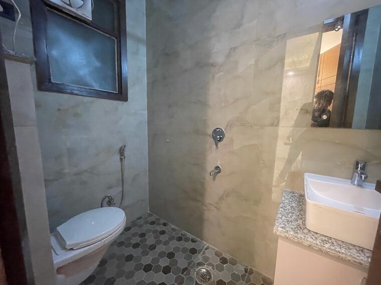 Bathroom, freedom fighters enclave 2 Bedroom 1000 Sq.Ft. Apartment In Freedom Fighters Enclave Delhi 9580463