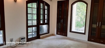 Room in 4 BHK Builder Floor at Panchsheel Park – for Sale