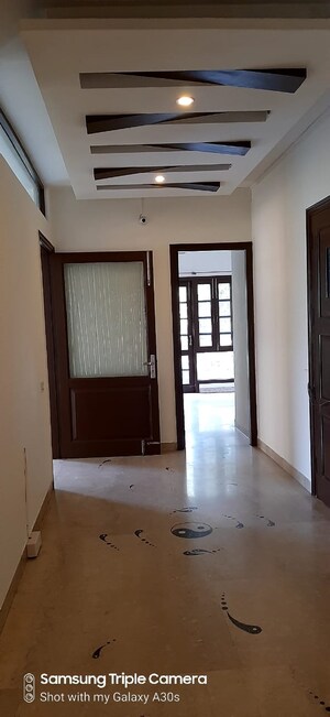 Room in 4 BHK Builder Floor at Panchsheel Park – for Sale