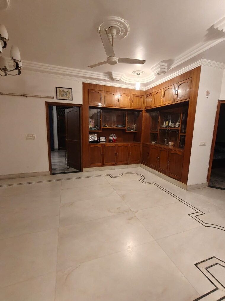 Room, sector 31 2 Bedroom 1421 Sq.Ft. Builder Floor In Sector 31 Gurgaon 9580614