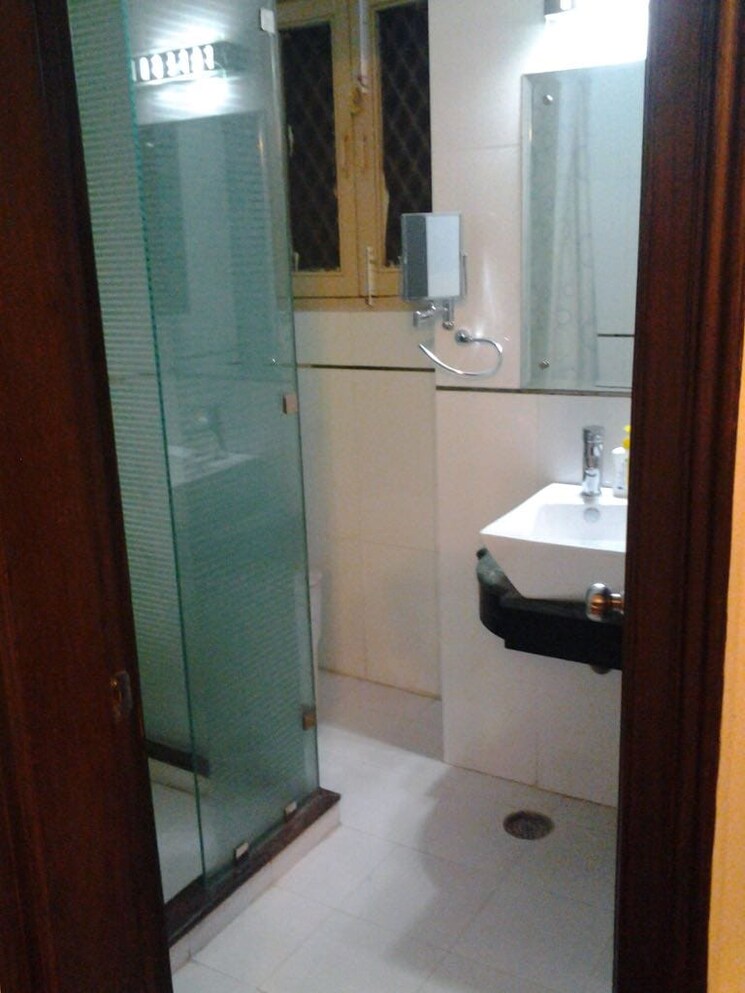 Bathroom, jangpura 2 Bedroom 2700 Sq.Ft. Builder Floor In Jangpura Delhi 9580788