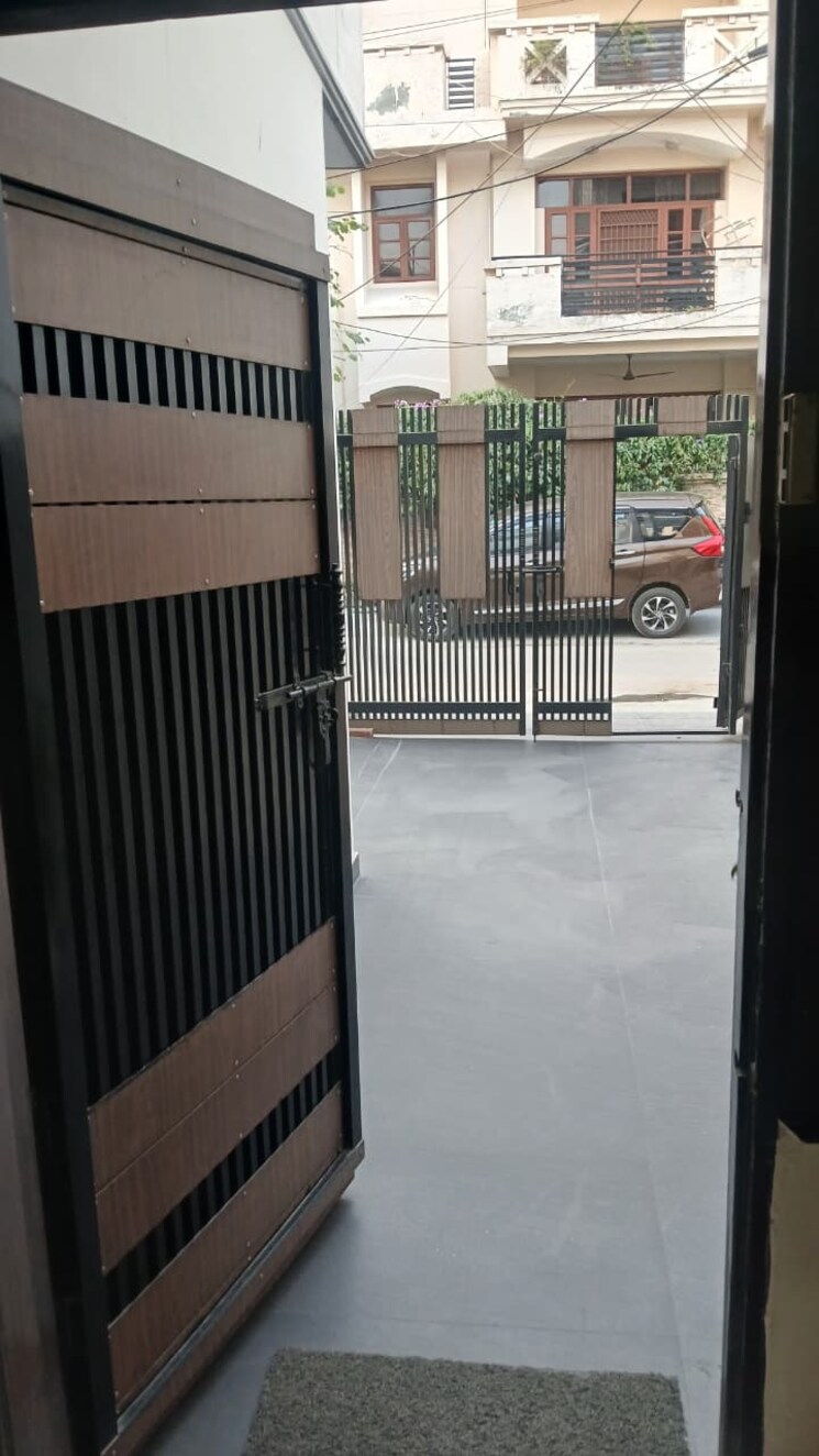 Balcony, rwa-apartments-sector-41 6 Bedroom 180 Sq.Mt. Independent House In Sector 41 Noida 9580732