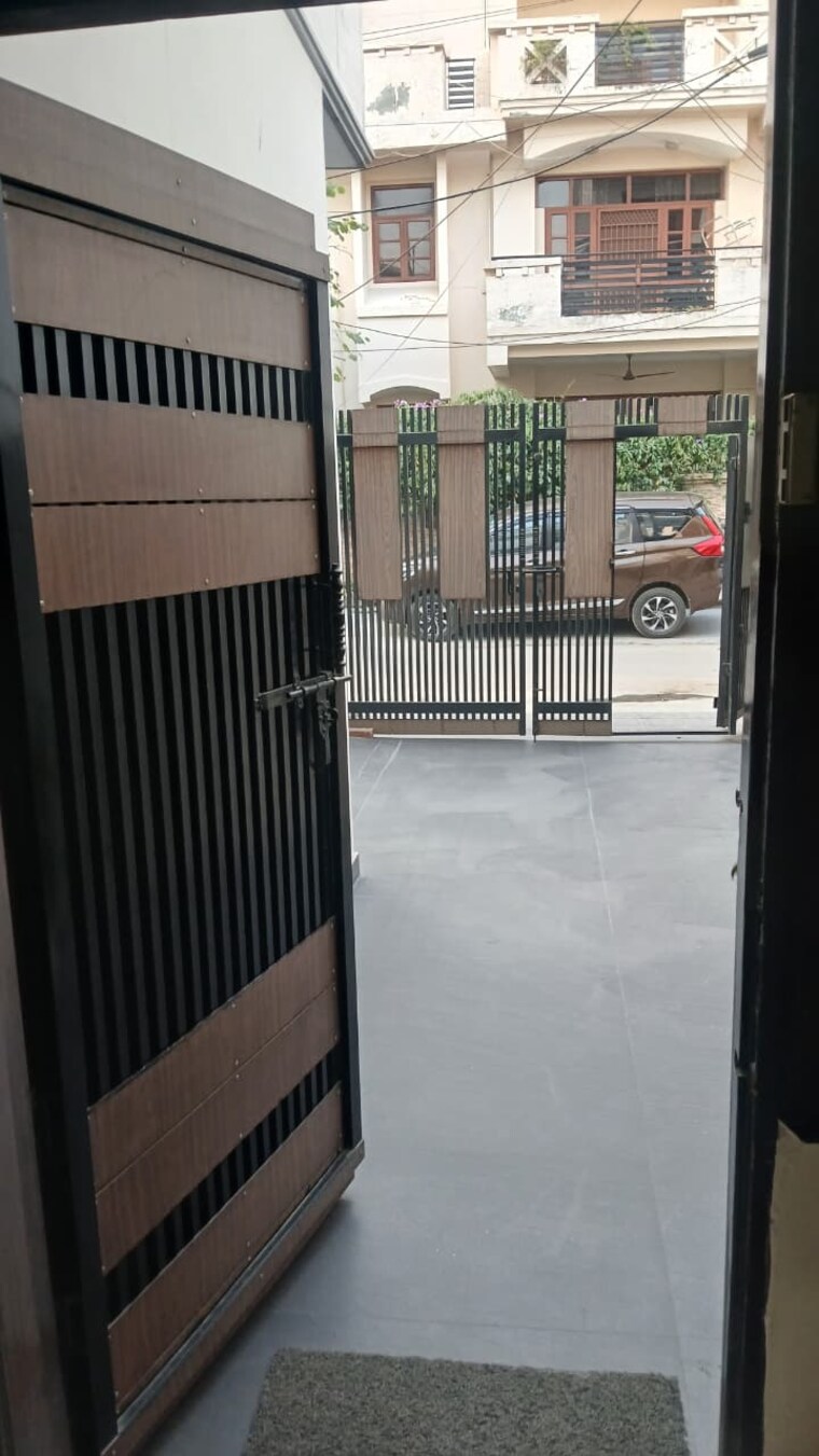 Balcony, rwa-apartments-sector-41 6 Bedroom 180 Sq.Mt. Independent House In Sector 41 Noida 9580732