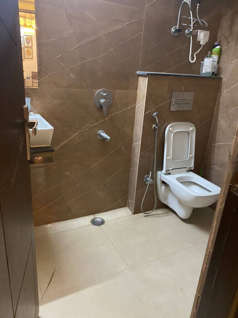 Bathroom, freedom fighters enclave 3 Bedroom 1500 Sq.Ft. Builder Floor In Freedom Fighters Enclave Delhi 9580860