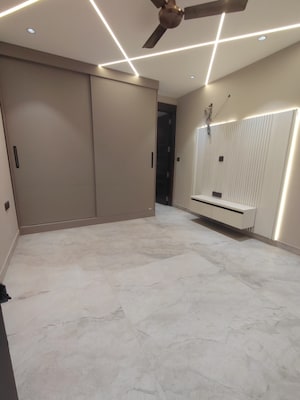 Room in 3 BHK Apartment at Janakpuri – for Sale