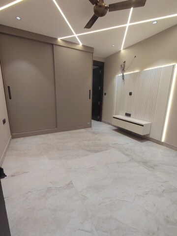 Room in 3 BHK Apartment at Janakpuri – for Sale