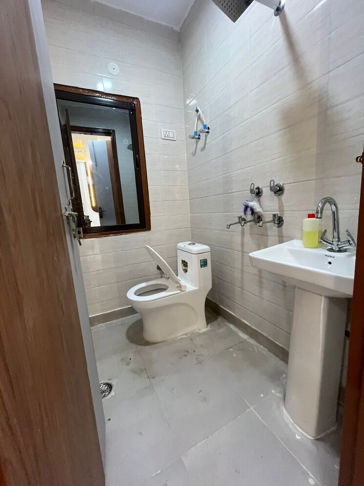 Bathroom, dwarka mor 2 Bedroom 540 Sq.Ft. Builder Floor In Dwarka Mor Delhi 9580968
