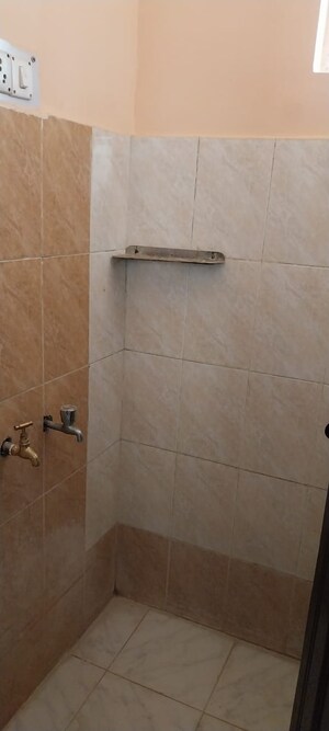 Furnished Amenities in 1.5 BHK Apartment at Sector 10 Greater Noida – for Rent