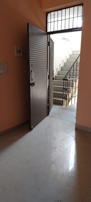 Room in 1.5 BHK Apartment at Sector 10 Greater Noida – for Rent