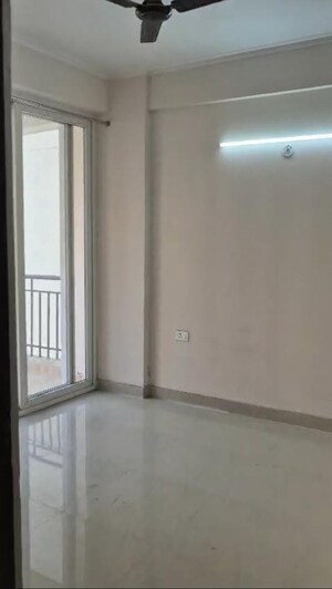 Room in 3 BHK Apartment at Amrapali Golf Homes, Sector 4 Greater Noida – for Rent