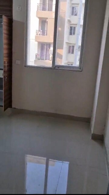 Room in 3 BHK Apartment at Amrapali Golf Homes, Sector 4 Greater Noida – for Rent