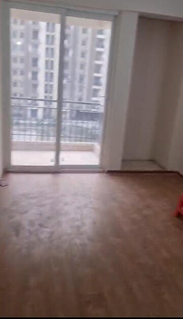 Room in 2 BHK Apartment at Amrapali Golf Homes, Sector 4 Greater Noida – for Rent