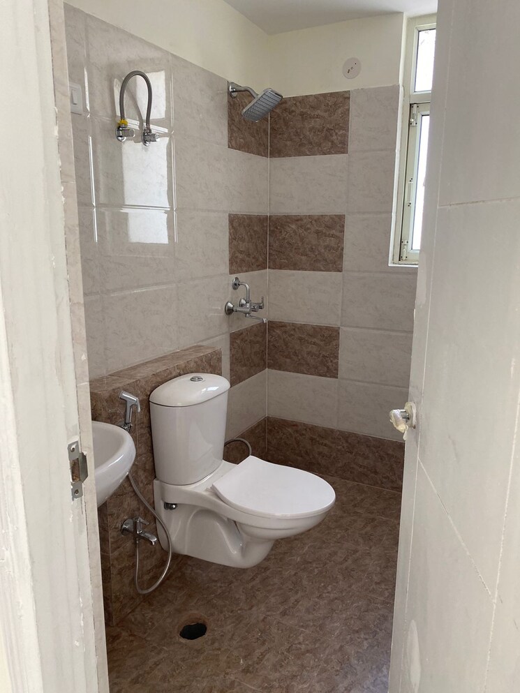 Bathroom, shree-vardhman-flora 3.5 Bedroom 1950 Sq.Ft. Apartment In Sector 90 Gurgaon 9581089