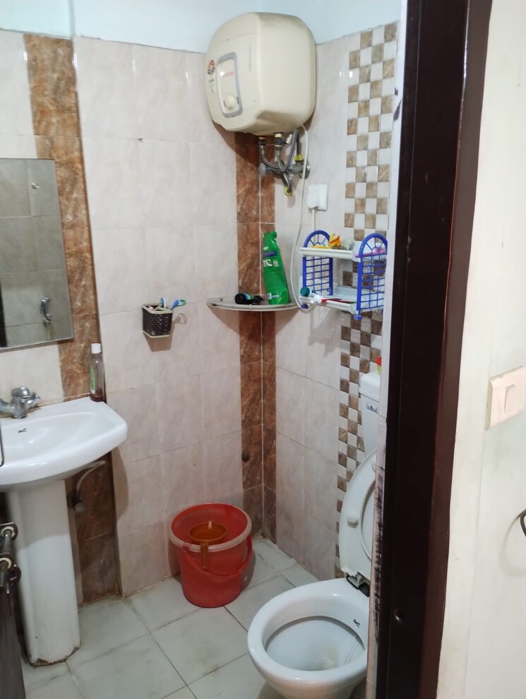 Bathroom, vineet khand Pg For Girls In Vineet Khand 9581083