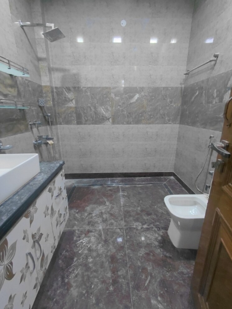 Bathroom, janakpuri 3 Bedroom 1350 Sq.Ft. Builder Floor In Janakpuri Delhi 9581112