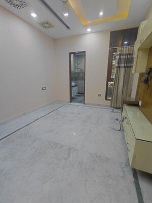 Room in 3 BHK Builder Floor at Janakpuri – for Rent
