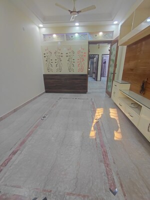 Room in 3 BHK Builder Floor at Janakpuri – for Rent