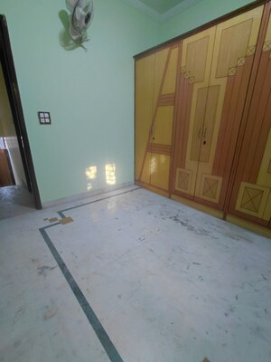 Room in 3 BHK Builder Floor at Janakpuri – for Rent