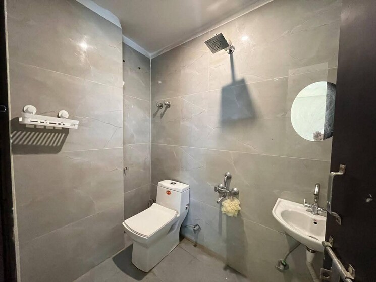 Bathroom, freedom fighters enclave 2 Bedroom 1000 Sq.Ft. Builder Floor In Freedom Fighters Enclave Delhi 9581124
