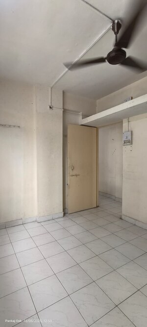 Room in 2 BHK Apartment at Kadam Plaza Katraj, Katraj – for Rent