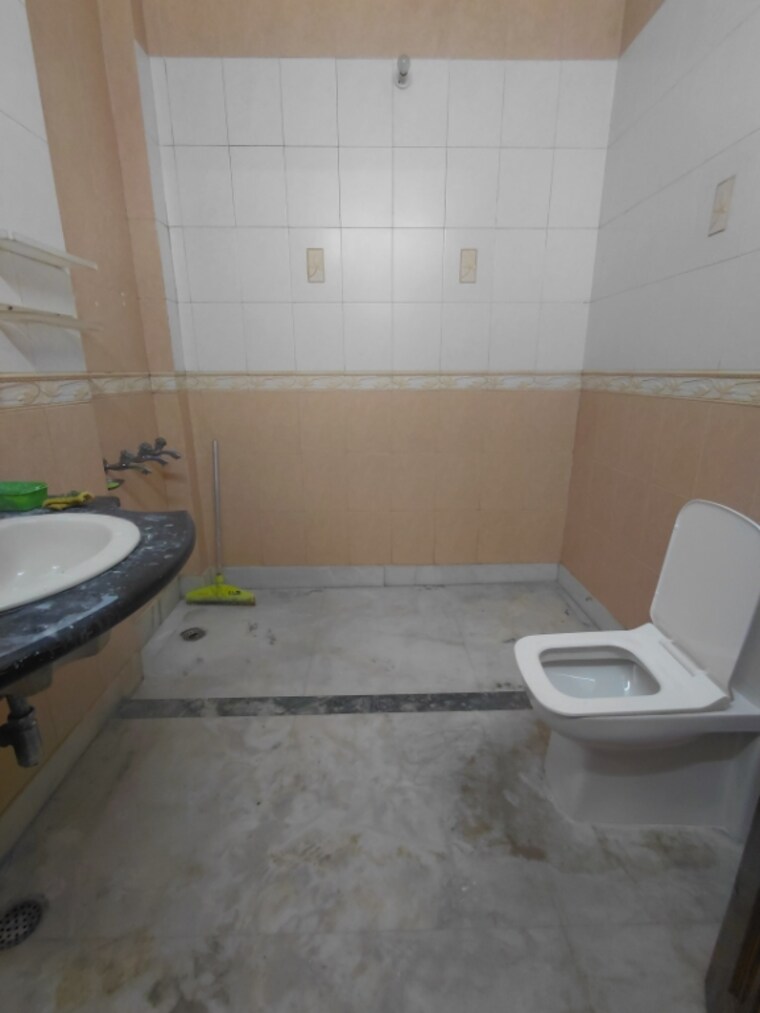 Bathroom, janakpuri 3 Bedroom 1350 Sq.Ft. Builder Floor In Janakpuri Delhi 9581202