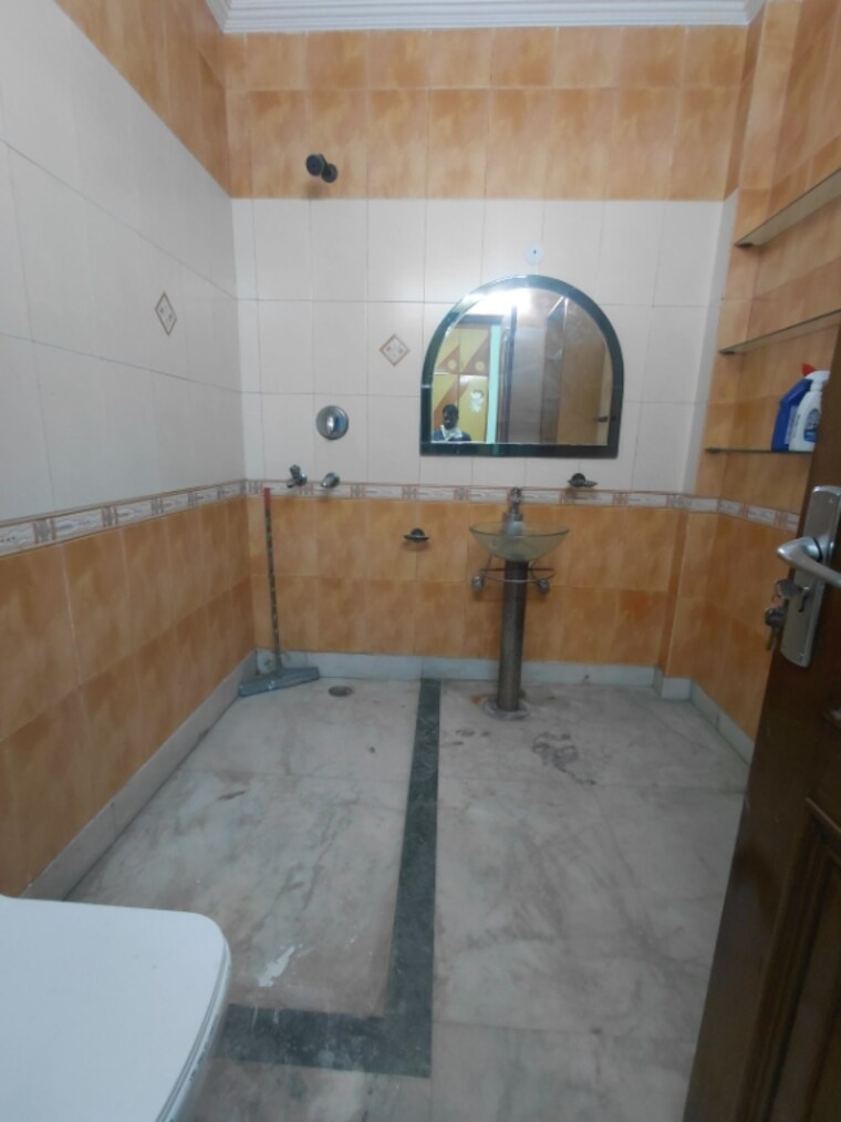 Bathroom, janakpuri 3 Bedroom 1350 Sq.Ft. Builder Floor In Janakpuri Delhi 9581202