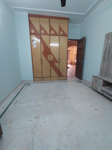 Room in 3 BHK Builder Floor at Janakpuri – for Rent