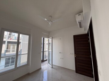 Room in 3 BHK Apartment at Smart World Orchard, Sector 61 – for Rent