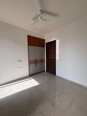 Room in 3 BHK Apartment at Smart World Orchard, Sector 61 – for Rent