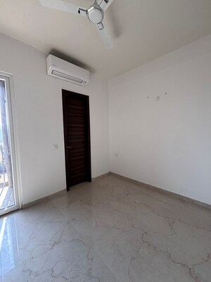 Room in 3 BHK Apartment at Smart World Orchard, Sector 61 – for Rent