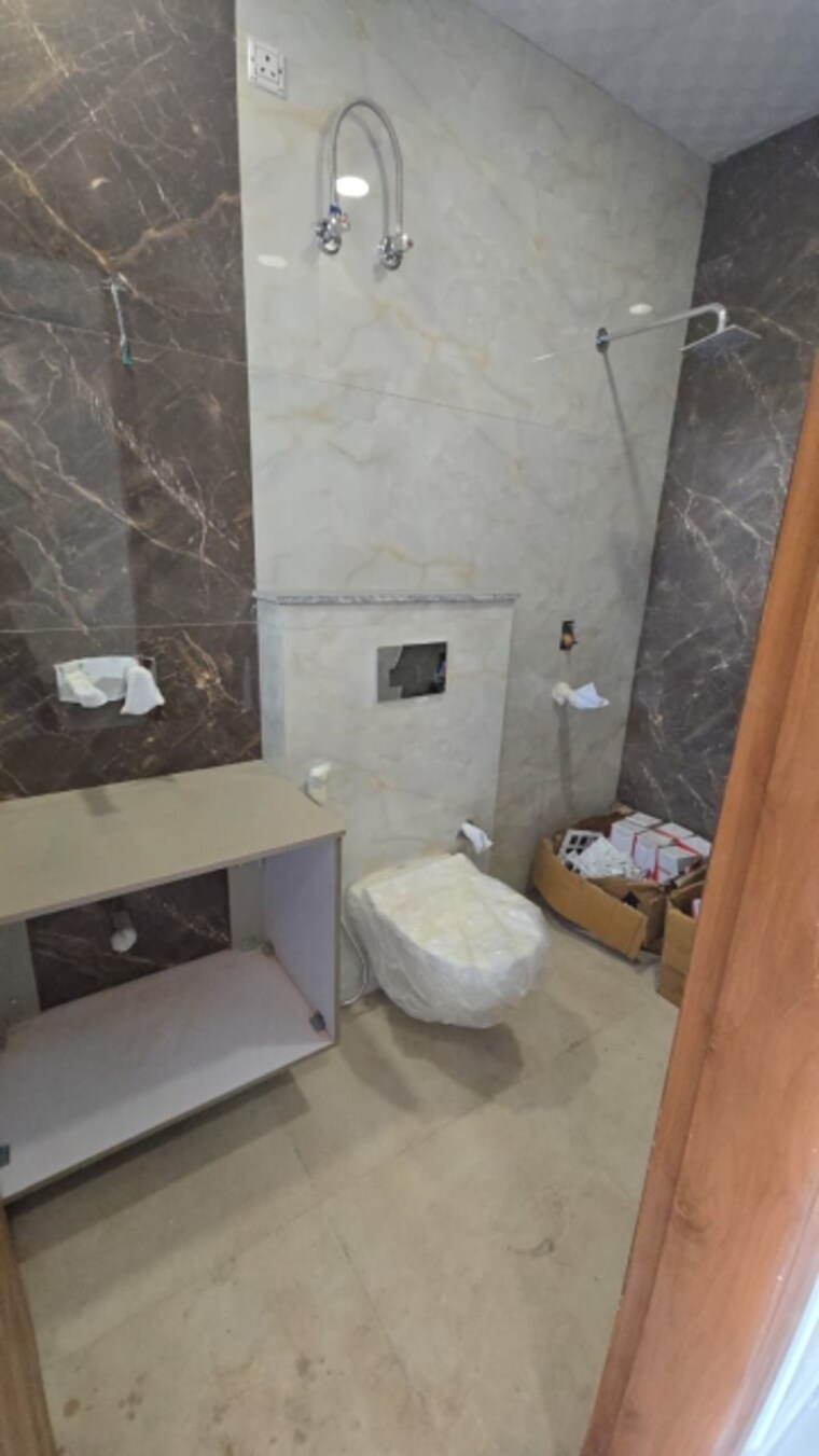 Attached Bathroom, green fields colony 3 Bedroom 200 Sq.Yd. Builder Floor In Green Fields Colony Faridabad 9581230