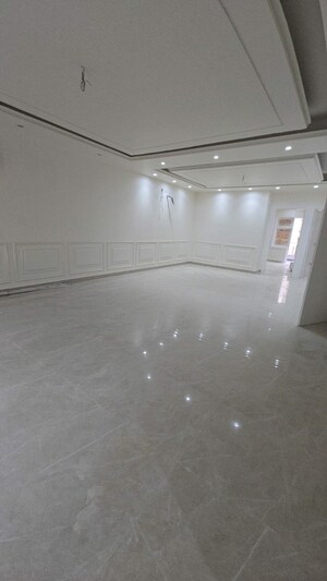 Room in 4 BHK Builder Floor at Green Fields Colony – for Rent