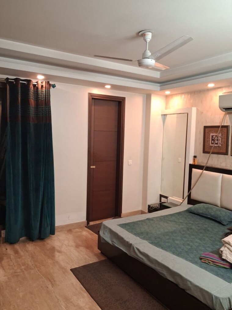 Bedroom, pushpanjali enclave 3 Bedroom 206 Sq.Yd. Independent House In Pushpanjali Enclave Delhi 9581356