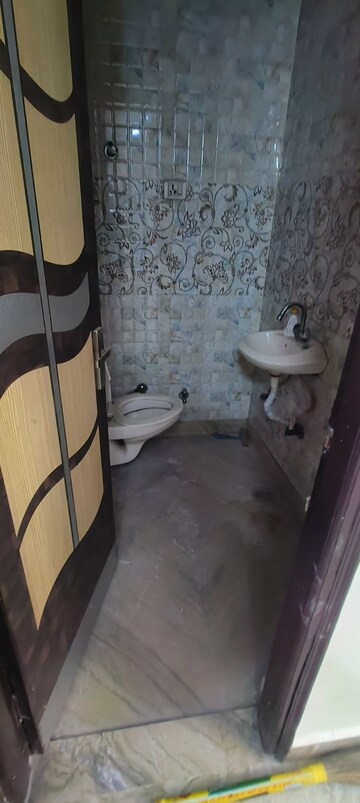 Bathroom in 2 BHK Builder Floor at Rohini Sector 25 – for Rent
