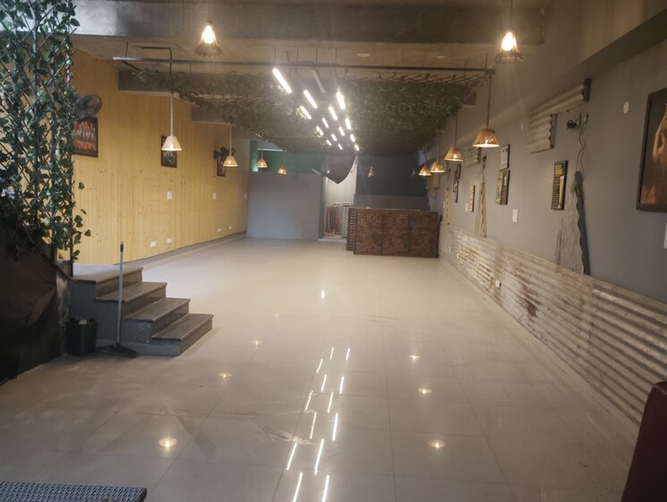  Parking, silver-city-heights Commercial Showroom 1500 Sq.Ft. In Ambala Highway Zirakpur 9581483