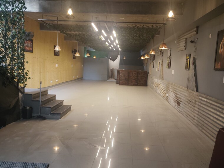  Parking, silver-city-heights Commercial Showroom 1500 Sq.Ft. In Ambala Highway Zirakpur 9581483