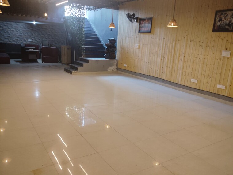  Parking, silver-city-heights Commercial Showroom 1500 Sq.Ft. In Ambala Highway Zirakpur 9581483