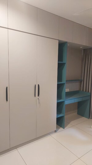 Room in 4 BHK Apartment at Vastrapur – for Rent