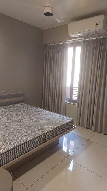 Bedroom in 4 BHK Apartment at Vastrapur – for Rent