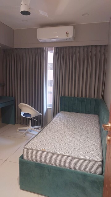 Bedroom in 4 BHK Apartment at Vastrapur – for Rent