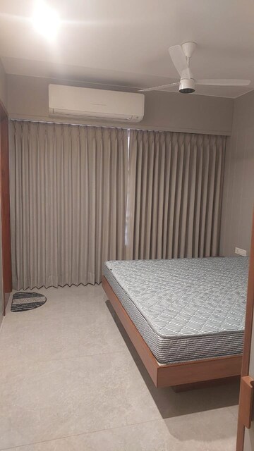 Bedroom in 4 BHK Apartment at Vastrapur – for Rent