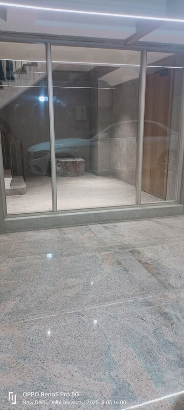 Room in 4 BHK Builder Floor at Janakpuri – for Sale