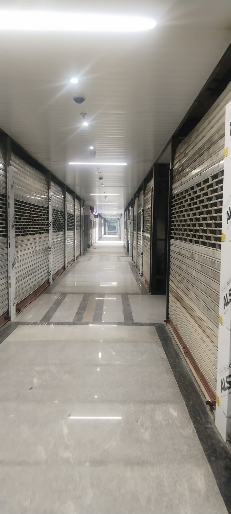 undefined, ska-arcadia Commercial Shop 650 Sq.Ft. In Wave City Ghaziabad 9581620