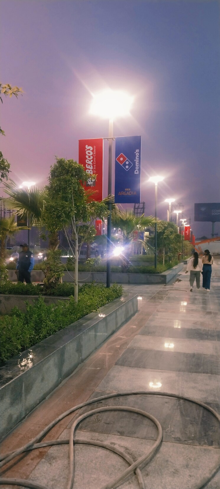 Garden, ska-arcadia Commercial Shop 650 Sq.Ft. In Wave City Ghaziabad 9581620