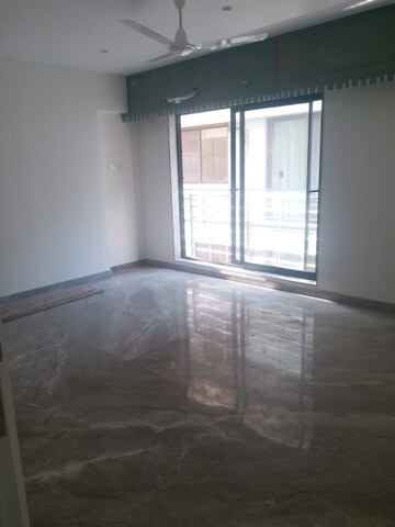 Room in 4 BHK Apartment at Juhu Scheme, Juhu – for Rent