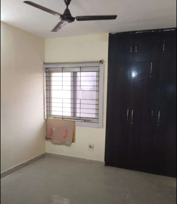 Room, hazratganj 3 Bedroom 1260 Sq.Ft. Apartment In Hazratganj Lucknow 9581699